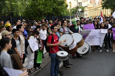 Jóvenes lideran marcha por la democracia en inmediaciones del Congreso