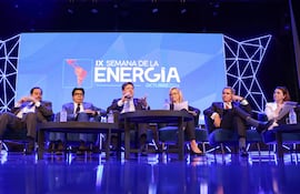 El ministro de Industria, Javier Giménez (en el centro) y a sus costados, los representantes de los bancos multilaterales: BID, Fonplata, CAF y BM.