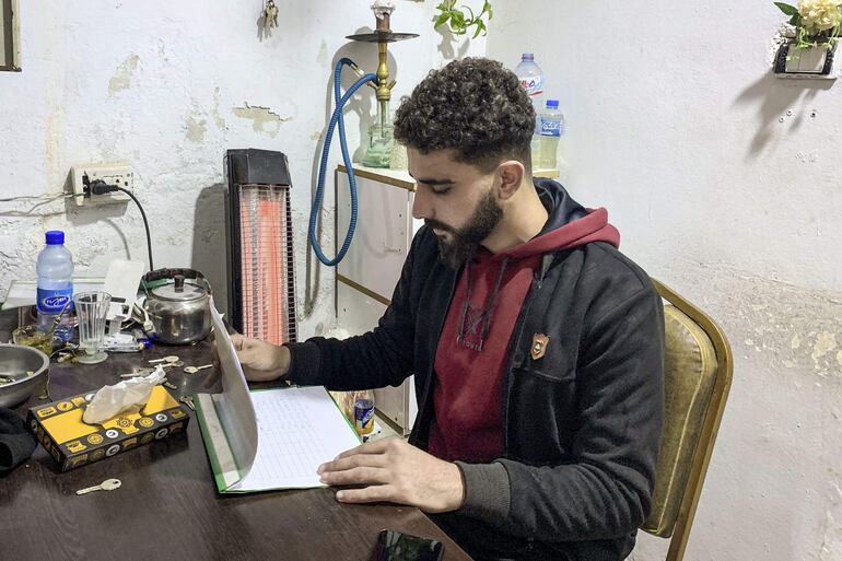 El gerente del Hotel Dreamland, Husain, trabaja en la recepción en la ciudad de Idlib, en el noroeste de Siria, el 22 de diciembre. Tras muchos años aislada del mundo, la provincia de Idlib, el último bastión opositor en el noroeste de Siria, comienza a recibir a sus primeros visitantes con el reciente derrocamiento del régimen de Bachar al Asad y su consecuente reconexión al resto del territorio nacional.