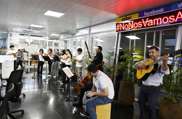 Bajo la dirección del Prof. Elio Fleitas (derecha), los alumnos del NES conforman una orquesta infanto-juvenil con diversos instrumentos.