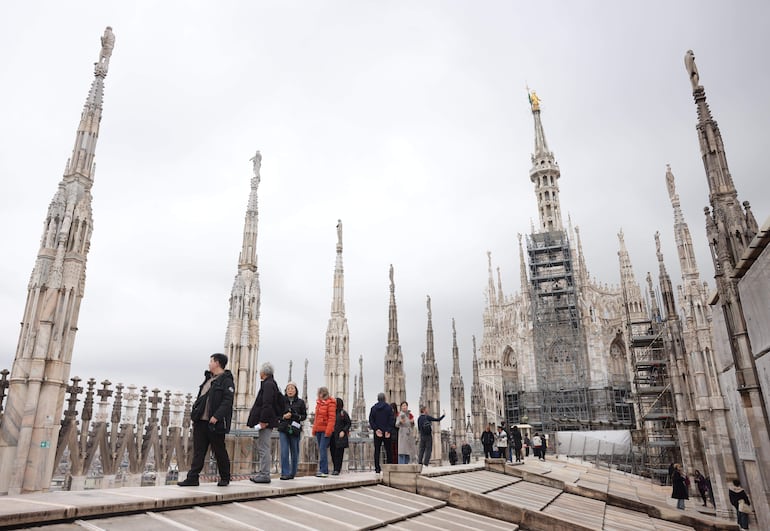 Turistas en la azotea del Duomo de Milán durante los Juegos Olímpicos de Invierno Milano Cortina 2026, en Milán, Italia, el 11 de febrero de 2026.