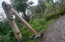 Una columna de la ANDE en el departamento de Itapúa quedó partido en la mitad tras el intenso temporal de ayer.