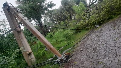 Una columna de la ANDE en el departamento de Itapúa quedó partido en la mitad tras el intenso temporal de ayer.