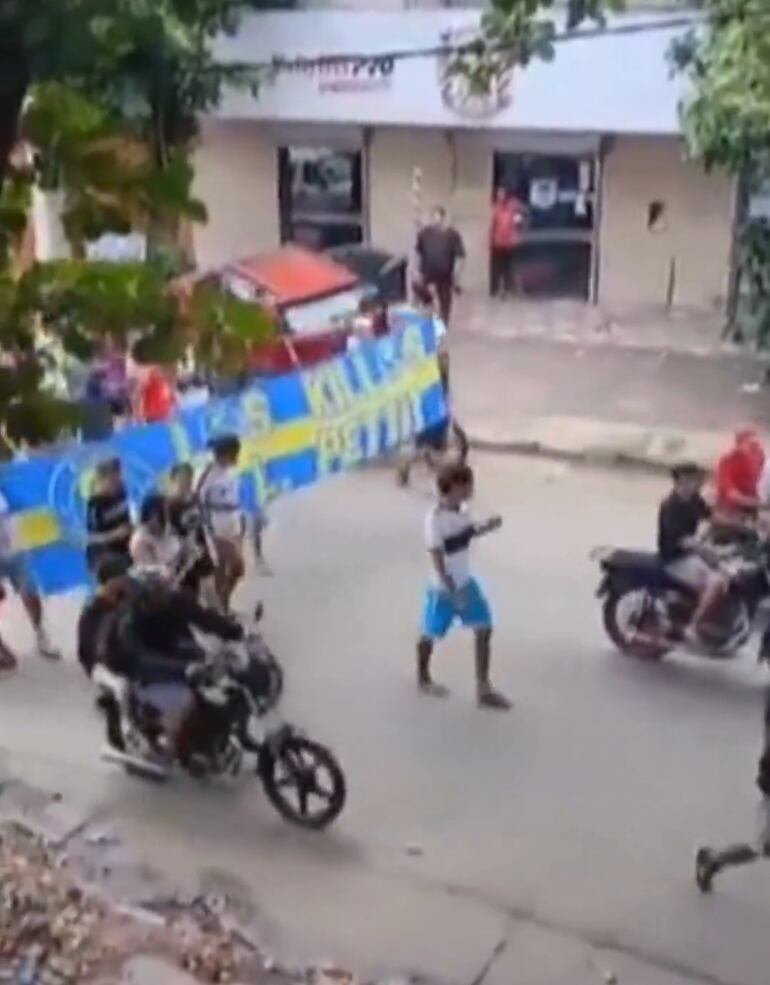 Parte de la caravana que acompañó al féretro de Emerson Giovanni Ruíz Acosta, alias “Pingüi”. 