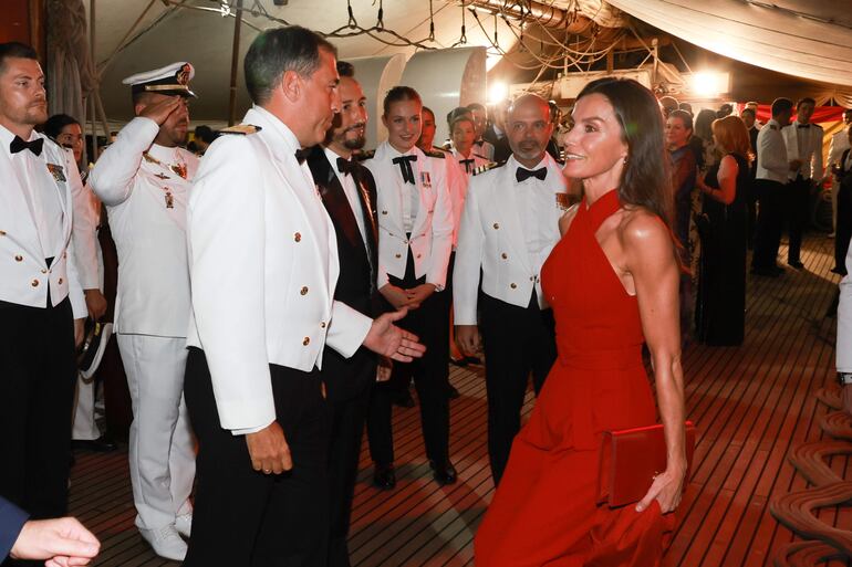 ¡Espléndida! La reina Letizia con su look "Lady in red". (EFE/ José Jiménez/Casa de S.M. El Rey)