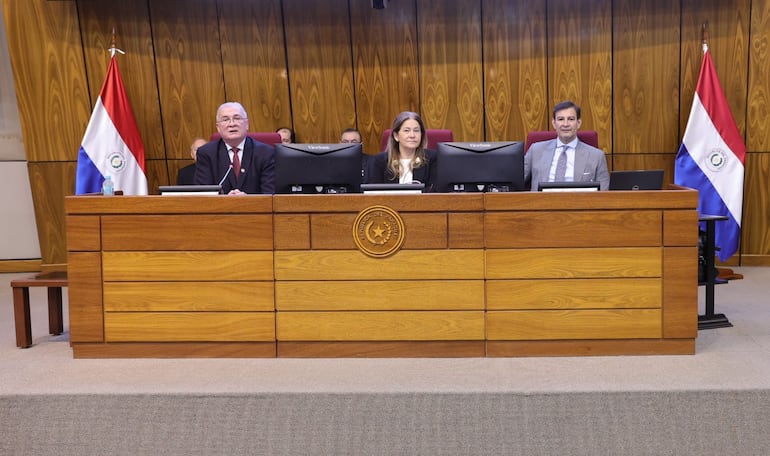 Emiliano Rolón, la diputada Cristina Villalba "La Madrina" y el senador Silvio "Beto" Ovelar, cartistas. Foto: Prensa Senado.