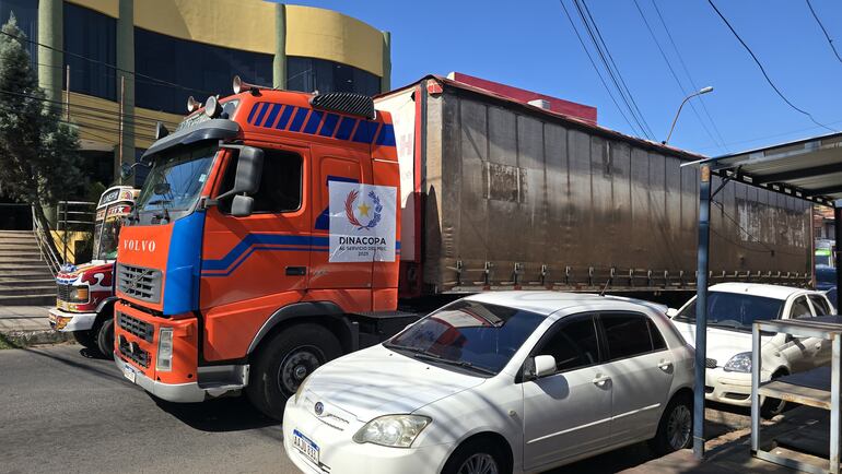 Camión de Dinacopa, captado esta mañana saliendo de San Lorenzo para repartir kits escolares.