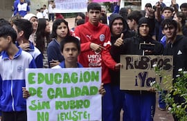 Estudiantes del Colegio Nacional Santísima Trinidad, del barrio homónimo de Asunción, protestaron con pancartas por la falta de rubros.