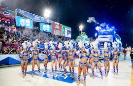 Munich Ultra se integró al corazón del carnaval encarnaceno para potenciar el espectáculo sin robar protagonismo a su esencia cultural.