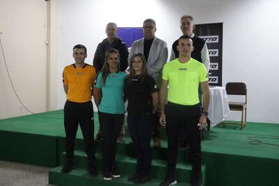 Éber Aquino, Ricardo Grance, Daniel Schvartzman, Milciades Saldívar, Nancy Fernández, Zulma Quiñónez y Derlis Benítez durante la firma de convenio con la empresa Kemsa para la provisión de atuendos a los árbitros.