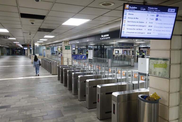 Estación de Sants de Barcelona, este jueves, cuando los servicios mínimos decretados ante la huelga de 24 horas convocada para por el Sindicato Español de Maquinistas Ferroviarios (Semaf) se están cumpliendo en Cataluña con "relativa normalidad" al inicio del servicio, según han informado fuentes de Renfe. 