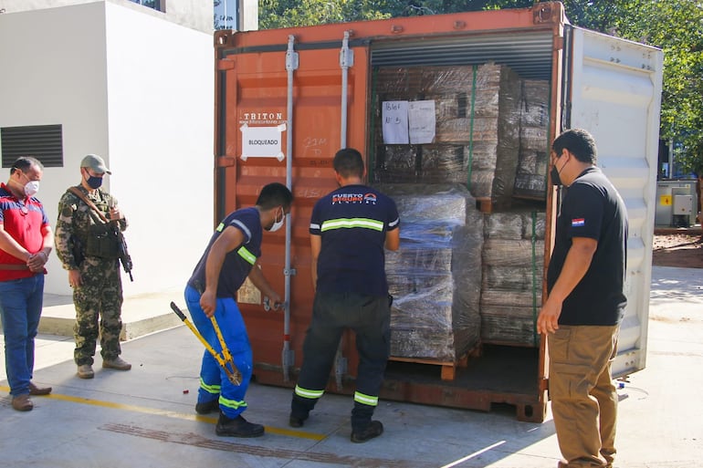 El contenedor en el que fueron cargados los 20 pallets con pisos de parquet, contaminados con paquetes de cocaína, y que debían ir a España.