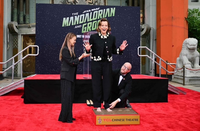 La actriz estadounidense Sigourney Weaver deja las huellas de sus pies descalzos en el cemento durante su ceremonia de huellas de manos y pies en el Teatro Chino TCL en Hollywood. (Frederic J. Brown / AFP)
