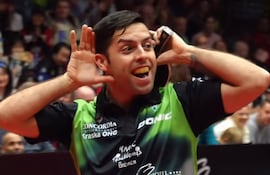 El paraguayo Marcelo Aguirre, mesatenista del SV Werder Bremen, celebra la victoria sobre el chino Fan Zhendong por la quinta fecha de la Bundesliga de Tenis de mesa de Alemania.