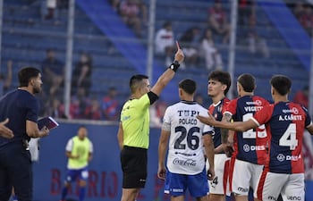 El árbitro Derlis Benítez exhibe la tarjeta roja directa al zaguero central de Cerro Porteño, Lucas Quintana, en el duelo ante Sportivo Ameliano por la decimoquinta ronda del torneo Clausura 2026.