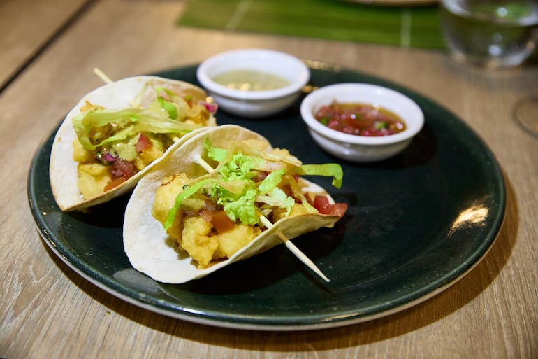Tacos de pescado de Baja California con lechuga, salsa huacatay y pico de gallo. México.