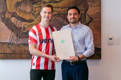 Joshua Duerksen y Juan Gustale, presidente de ueno bank.