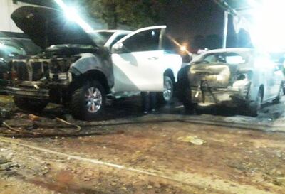 Tres vehículos quedaron destruidos por el incendio ocasionado por un desconocido.