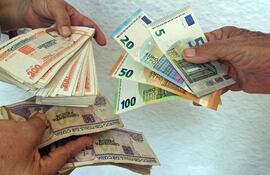 Billetes de euros y pesos cubanos en La Habana (Cuba). Estados Unidos anunció que permite desde este martes a los emprendedores de Cuba abrir y utilizar cuentas bancarias estadounidenses a través de internet para llevar a cabo transacciones financieras desde la isla.