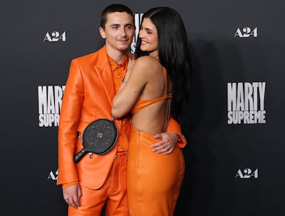 Timothée Chalamet y Kylie Jenner se mostraron muy enamorados al estreno en Los Ángeles de “Marty Supreme”. 