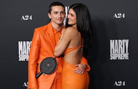 Timothée Chalamet y Kylie Jenner se mostraron muy enamorados al estreno en Los Ángeles de “Marty Supreme”.