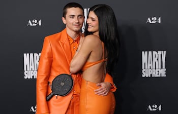 Timothée Chalamet y Kylie Jenner se mostraron muy enamorados al estreno en Los Ángeles de “Marty Supreme”.
