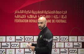 El seleccionador nacional de Marruecos, Walid Regragui, asiste a una rueda de prensa en el complejo de fútbol Mohammed VI en Rabat, Marruecos.