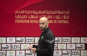 El seleccionador nacional de Marruecos, Walid Regragui, asiste a una rueda de prensa en el complejo de fútbol Mohammed VI en Rabat, Marruecos.