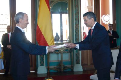 El nuevo embajador de España en Paraguay, Javier Parrondo (i) y el presidente de Paraguay, Santiago Peña, participan durante el acto de presentación de cartas credenciales de embajadores, este martes en Asunción (Paraguay). 
