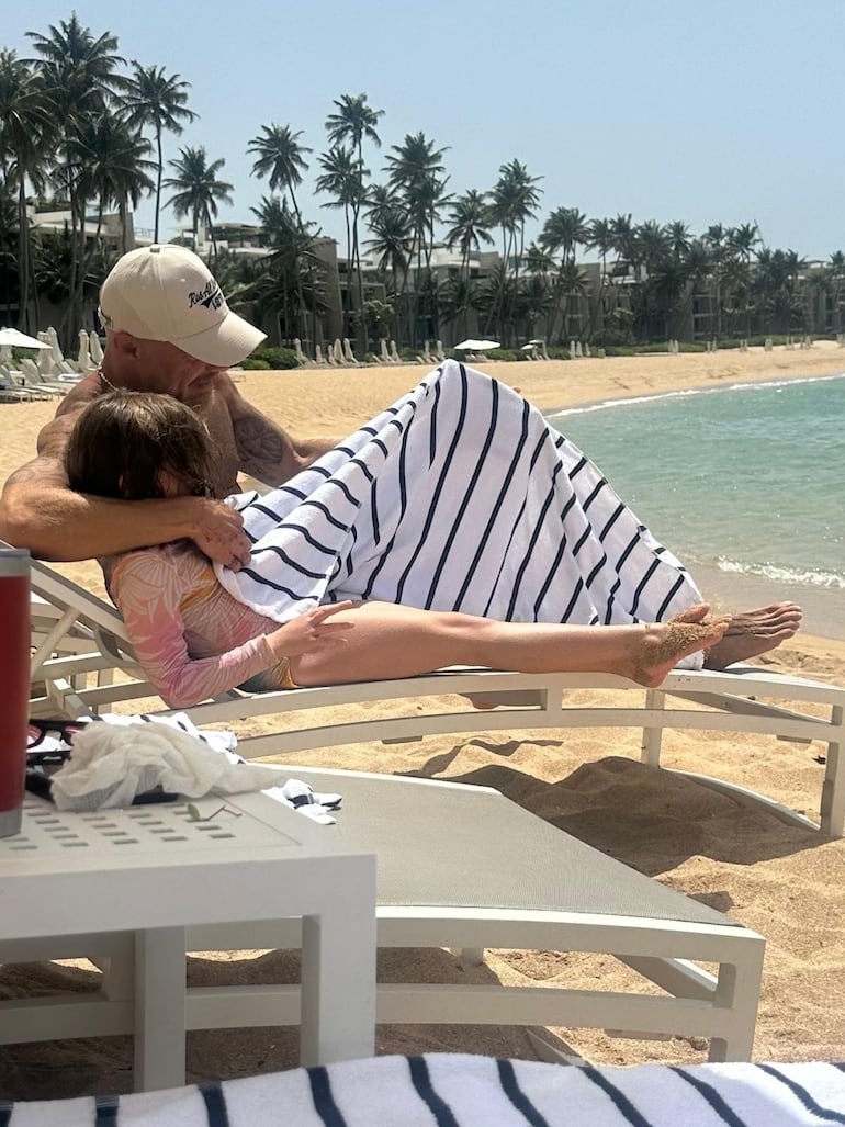 ¡Modo papá activado! Ricky Martin con su hija Lucía bajo los rayos del astro rey. (Instagram/Ricky Martin)