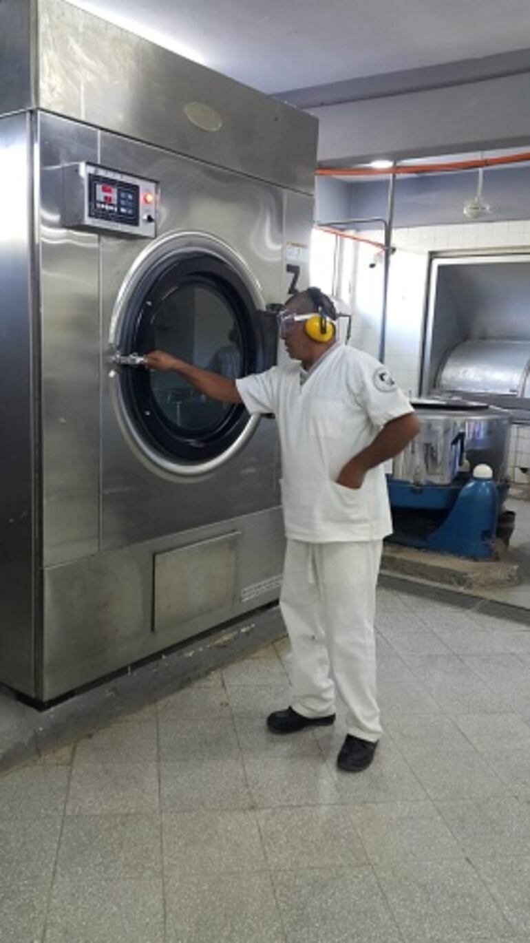 El servicio de lavandería del IPS cuenta con 97 funcionarios, divididos en los turnos mañana, tarde y noche.