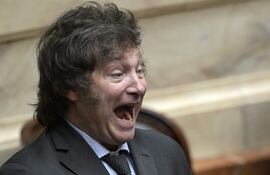 En el mercado oficial de divisas, el dólar estadounidense en el estatal Banco Nación aumentó un peso, a 854 pesos para la compra y a 894 pesos para la venta al público, mientras que en la plaza mayorista finalizó en 875 unidades. (Photo by JUAN MABROMATA / AFP)