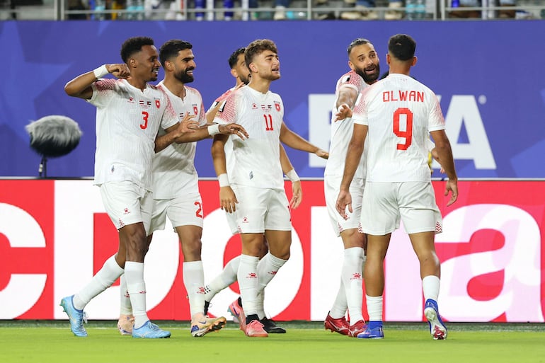 Ali Olwan celebra su gol con sus compañeros.