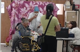 Un paciente adulto mayor recibe atención en la sala de triage del Hospital Regional de Pilar.