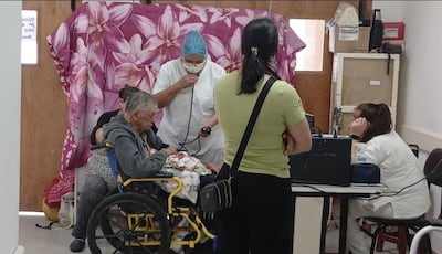 Un paciente adulto mayor recibe atención en la sala de triage del Hospital Regional de Pilar.