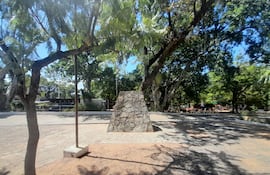 En la plaza Bernardino Caballero se tenía el pedestal del busto de Bernardino Caballero, el cual fue demolido por disposición del intendente Emigdio Ruiz Díaz.