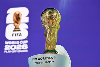 El trofeo de la Copa del Mundo en el sorteo de la repesca intercontinental y los playoffs de Europa para el Mundial 2026 en la sede de la FIFA, en Zúrich, Suiza. 