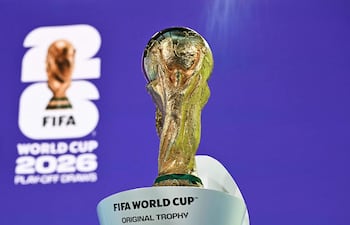 Esta fotografía muestra el trofeo de la Copa Mundial de la FIFA 2026 tras el sorteo de las eliminatorias europeas (play-offs) para la Copa Mundial de la FIFA 2026, celebrado en la sede de la FIFA en Zúrich.