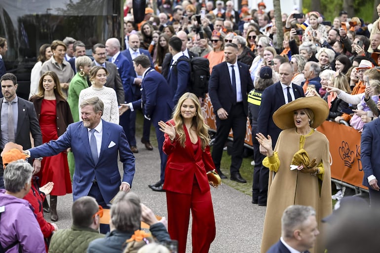 La princesa Alexia, el rey Guillermo Alejandro, la princesa Ariane, la princesa heredera Catalina Amalia y la reina Máxima saludando a los ciudadanos de Dokkum. (EFE/EPA/JILMER POSTMA)
