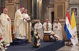 El monseñor Paul Richard Gallagher realiza la lectura durante la misa por el Aniversario 212 de la Independencia del Paraguay. Robert Francis Prevost (izquierda) lo acompaña.