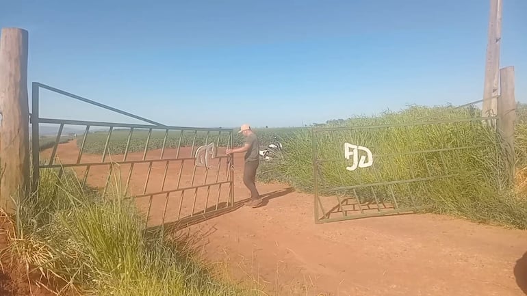 El único camino que utilizan los pobladores de la zona se cierra a las 17:00 horas todos los días, impidiendo el libre tránsito de los mismos.