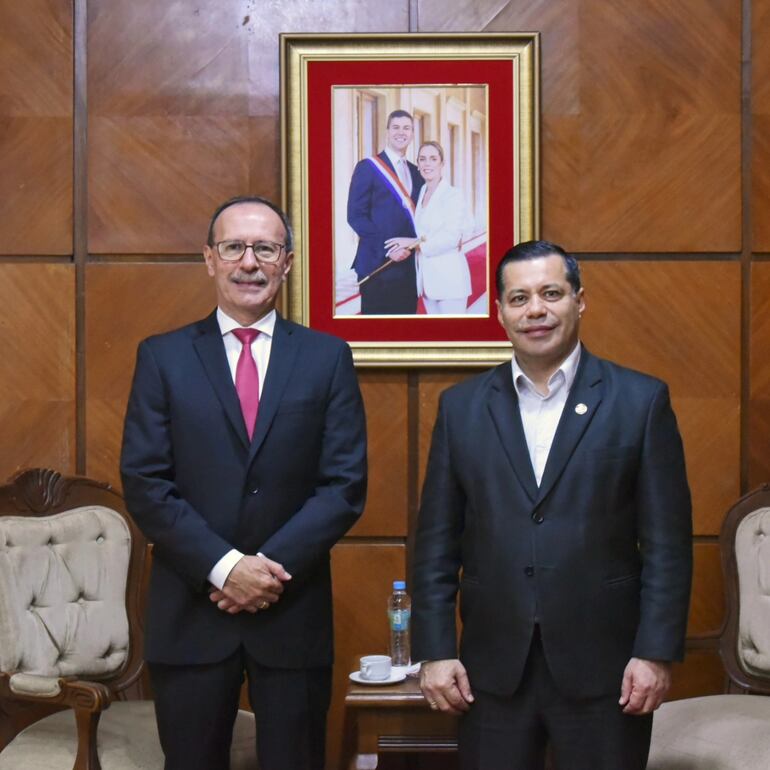 El ministro de Defensa, Gral. Ej (R) Óscar González, y el presidente de la ANDE, Ing. Félix Sosa.