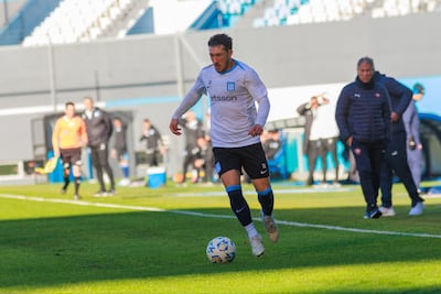 El entrenador de Cerro Porteño, Ariel Holan, sigue detenidamente las acciones del amistoso contra Racing Club en Avellaneda.