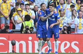 Enzo Fernández festeja su gol con Pedro Neto, en la victoria del Chelsea contra Leeds por 1-0.