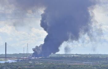 El incendio de un depósito de cubiertas en Puerto Fénix, Mariano Roque Alonso, sigue incontrolable.