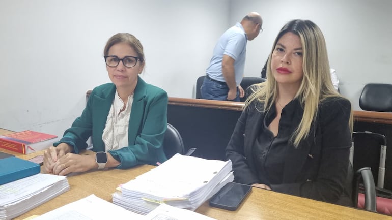 La fiscala María Irene Álvarez (i), de la Unidad Especializada en Lucha contra el Narcotráfico y Crimen Organizado.