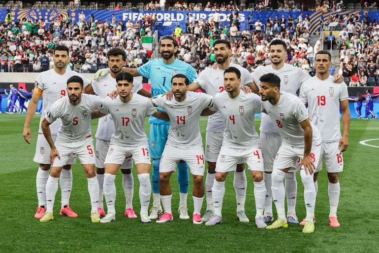 La selección nacional de la República Islámica de Irán es fotografiada antes del partido de la fase de grupos de la Copa Mundial de la FIFA 2026 entre Irán y Nueva Zelanda, en Los Ángeles, California.