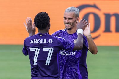 Antoine Griezmann celebra su gol con Iván Angulo en el amistoso entre Orlando City y Tampa Bay Rowdies.