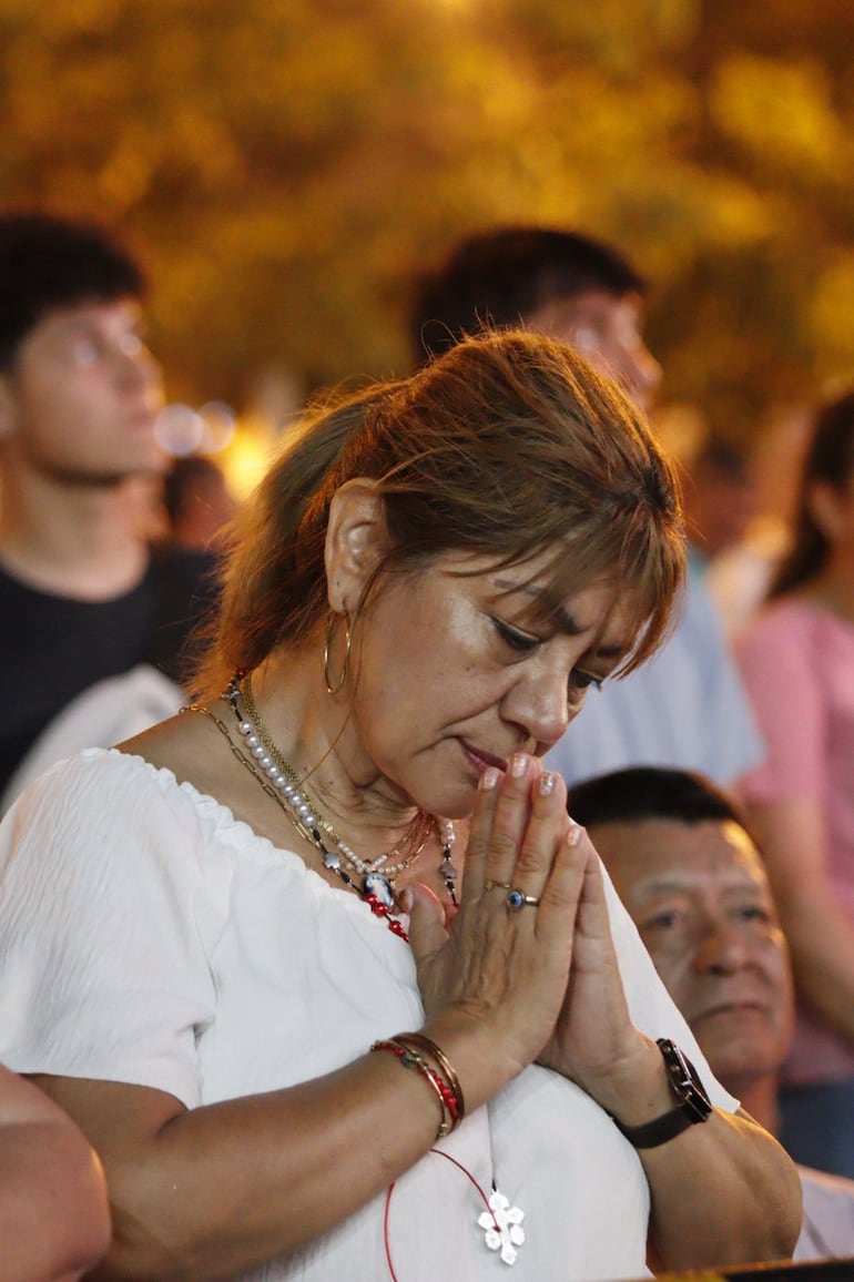 Importante cantidad de fieles en la explanada de la basilica de Caacupé.