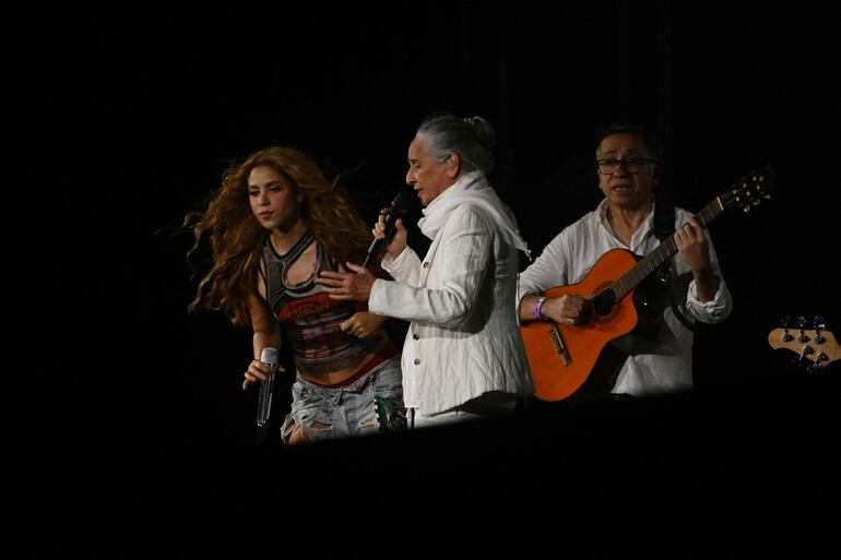 Shakira durante el ensayo con la cantante brasileña Maria Bethania.